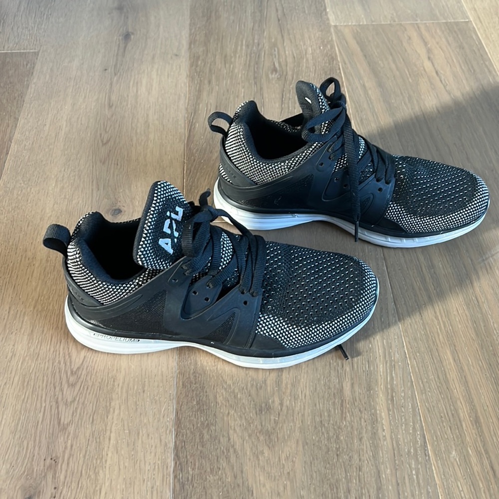 APL SNEAKERS, US size 7.5